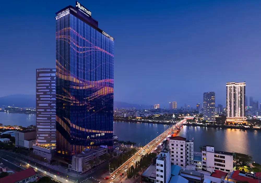 Mặt dựng đèn LED nghệ thuật của tòa M Landmark về đêm bên sông Hàn