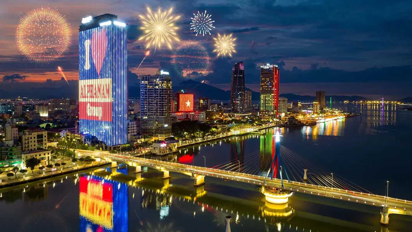 Pháo hoa trên sông Hàn và tòa M Landmark lên đèn LED về đêm, trung tâm Đà Nẵng