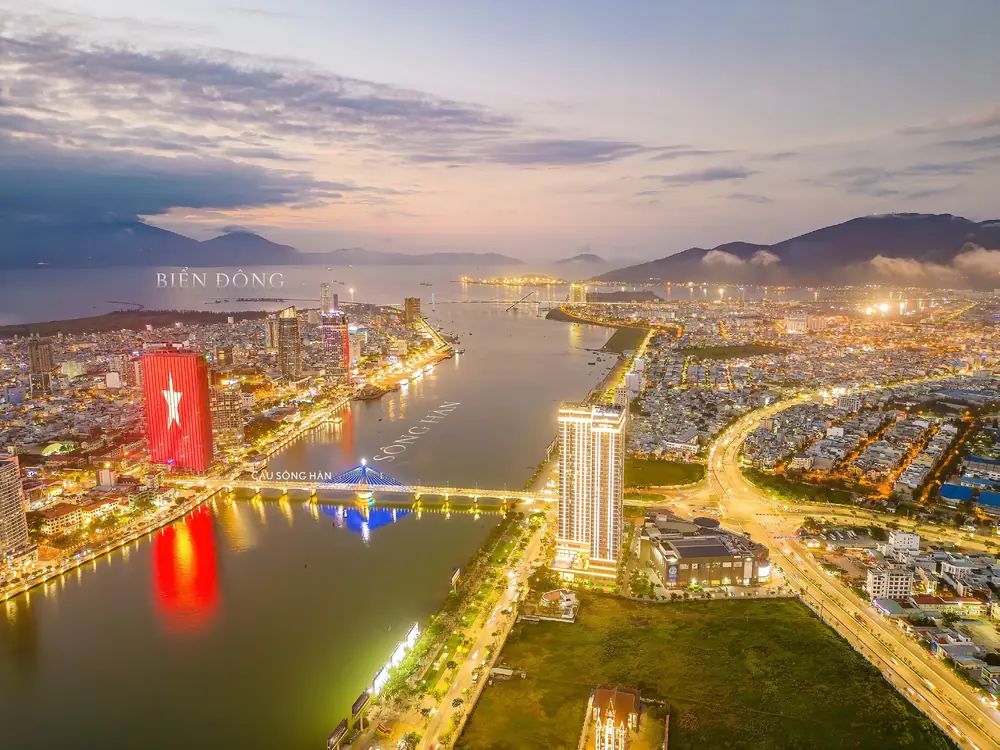 Sông Hàn, cầu sông Hàn và trung tâm Đà Nẵng về đêm nhìn hướng biển Đông