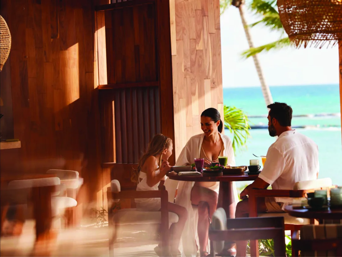 Không gian nhà hàng nhìn ra biển – tiện ích khối đế Maia Resort Ho Tram (ảnh minh họa)