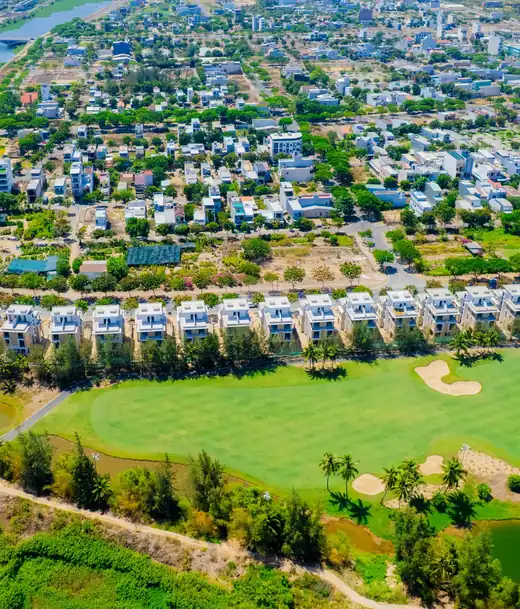 Dãy biệt thự Legacy Street bên đường fairway sân golf, nhìn từ trên cao (ảnh thực tế)