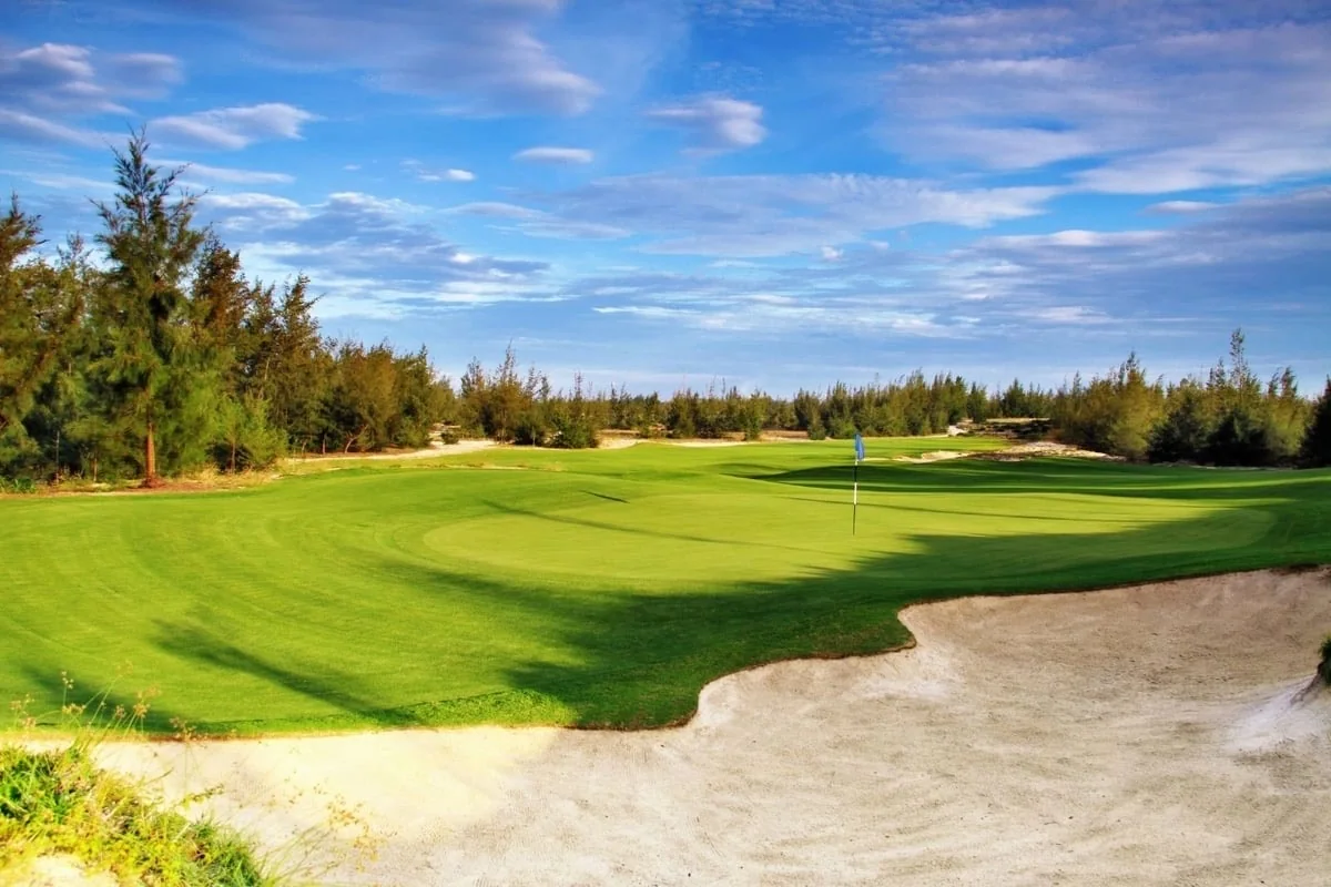 Đường fairway xanh mướt tại Legend Danang Golf Resort, sân golf 36 hố liền kề Newtown Legend