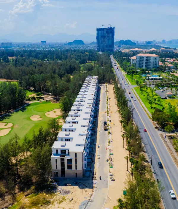Dãy nhà phố Newtown Avenue mặt đường Trường Sa, trục ven biển nối Đà Nẵng – Hội An (ảnh thực tế)