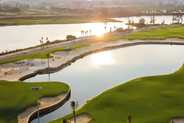 Đường golf và hồ nước tại Legend Danang Golf Resort, liền kề Newtown Legend
