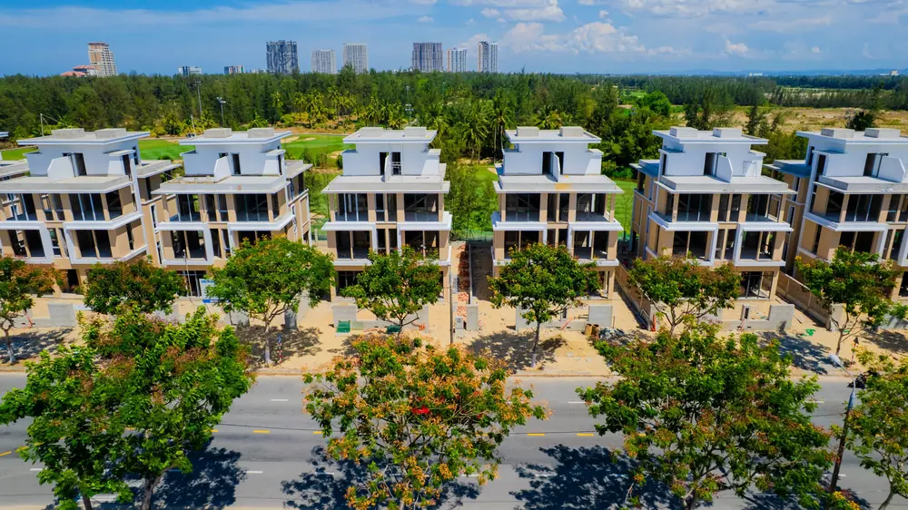 Các căn biệt thự Legacy Street đã xây xong phần thô và mặt ngoài (ảnh thực tế)