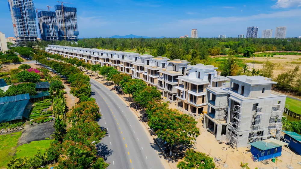 Đường nội bộ rợp cây giữa các biệt thự Legacy Street (ảnh thực tế)