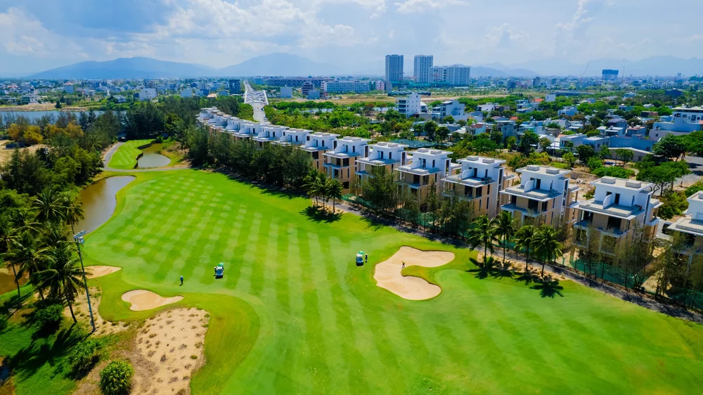 Dãy biệt thự Legacy Street hoàn thiện mặt ngoài, nhìn từ đường fairway sân golf (ảnh thực tế)