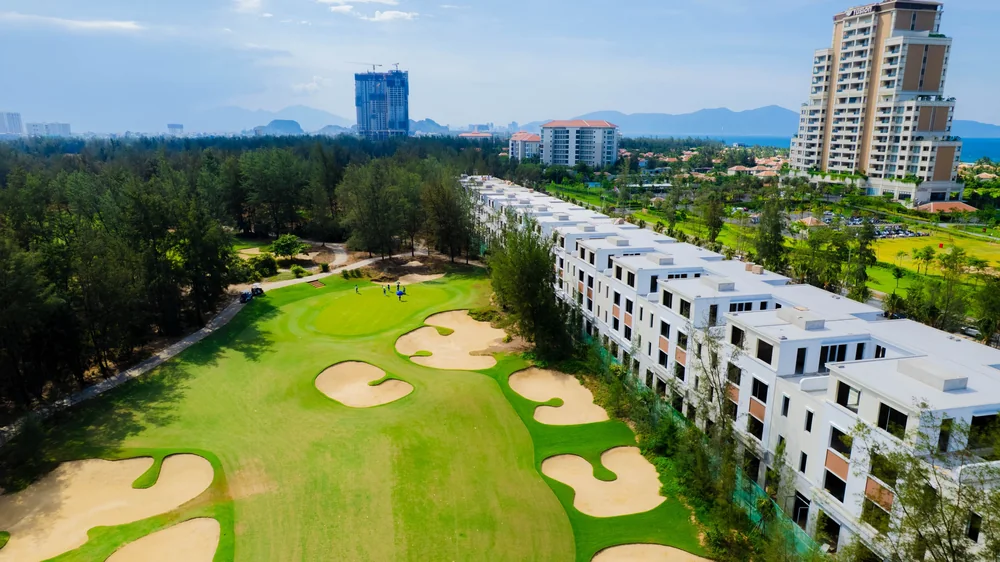 Dãy nhà phố Newtown Avenue giáp sân golf, nhìn về phía biển (ảnh thực tế)