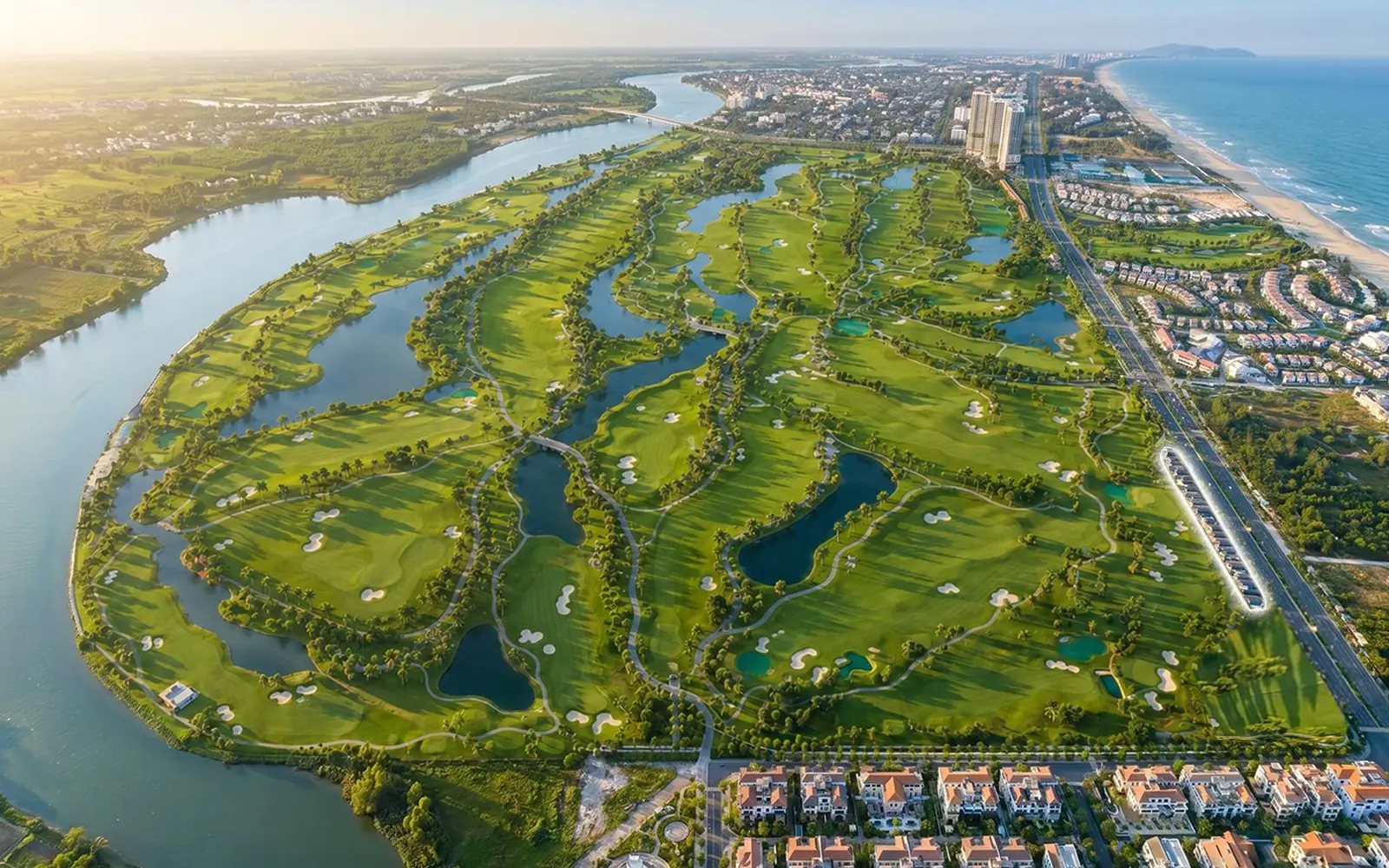 Toàn cảnh sân golf Legend Danang Golf Resort giữa sông Cổ Cò và biển, nơi tọa lạc Newtown Legend (ảnh thực tế)