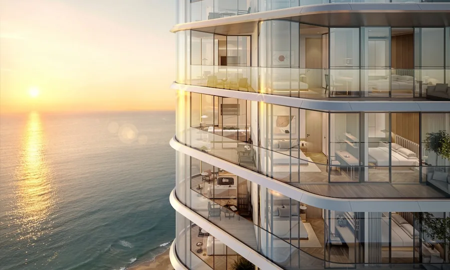 Ban công đôi bo cong của căn hộ Nobu Residences Danang nhìn ra biển lúc hoàng hôn