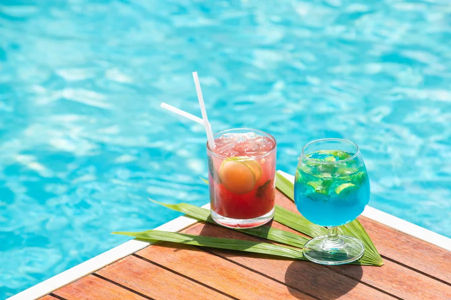 Quầy bar bên hồ bơi Nobu Danang với đồ uống mát lạnh bên làn nước xanh