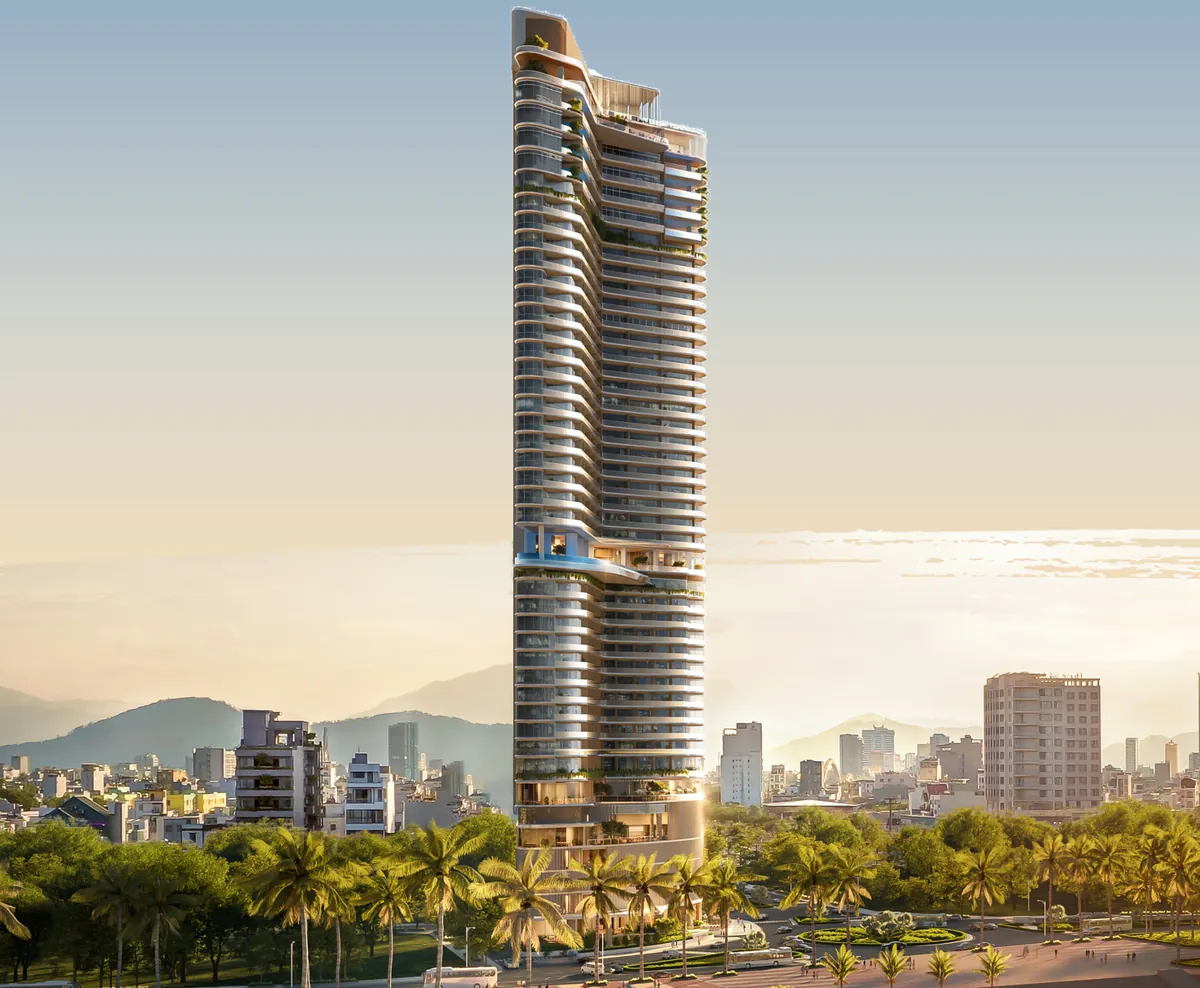 Tòa tháp Nobu Danang 186 m lúc hoàng hôn nhìn từ bờ biển Mỹ Khê qua hàng dừa