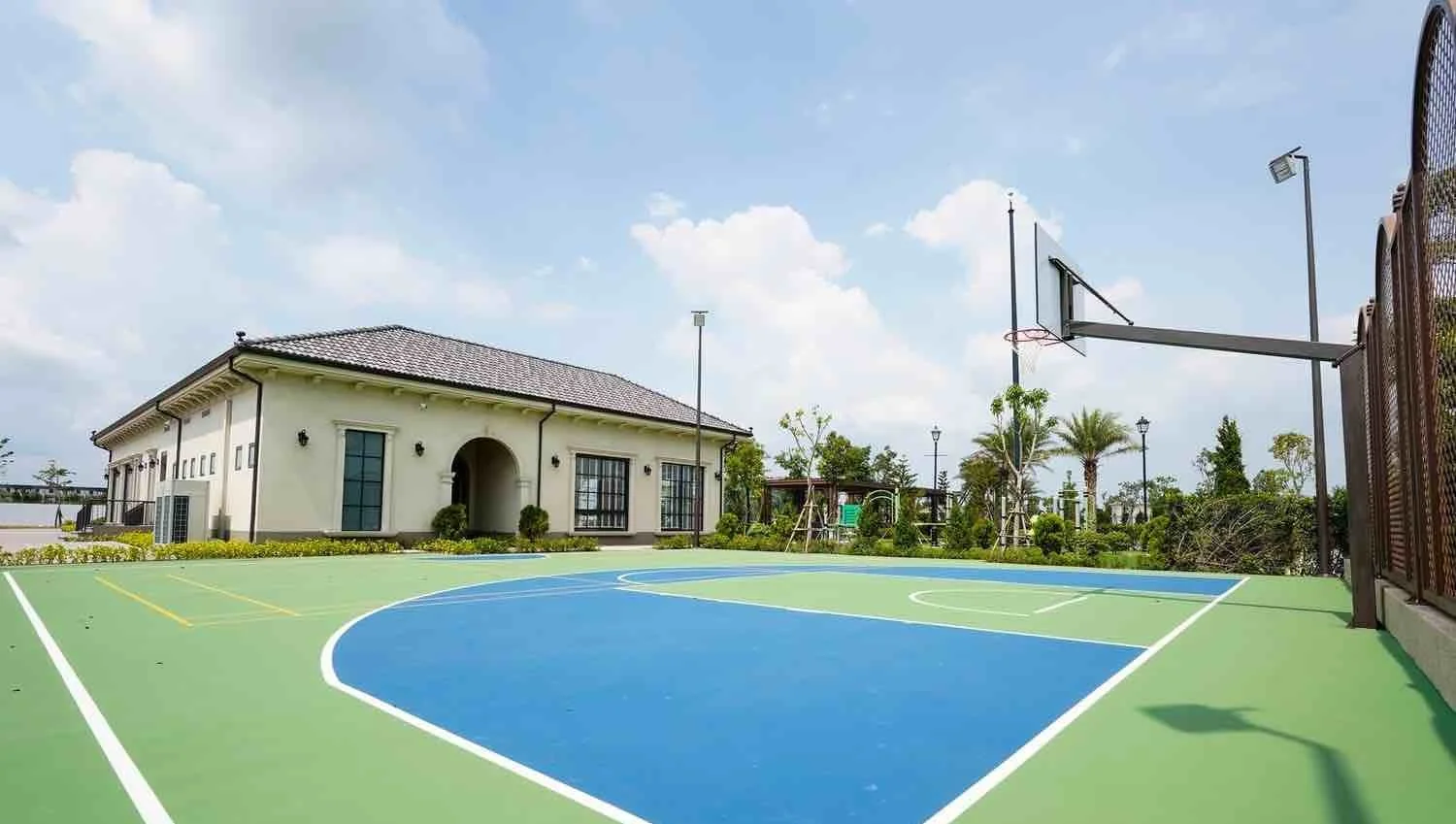 Sân bóng rổ nội khu Park Village trước clubhouse phong cách Nam Âu