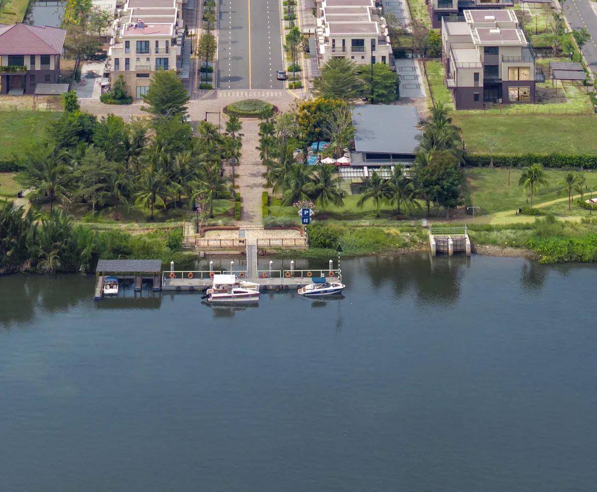 Bến thuyền ven sông Vàm Cỏ Đông trong khu đô thị Waterpoint, cạnh dãy biệt thự đã hoàn thiện