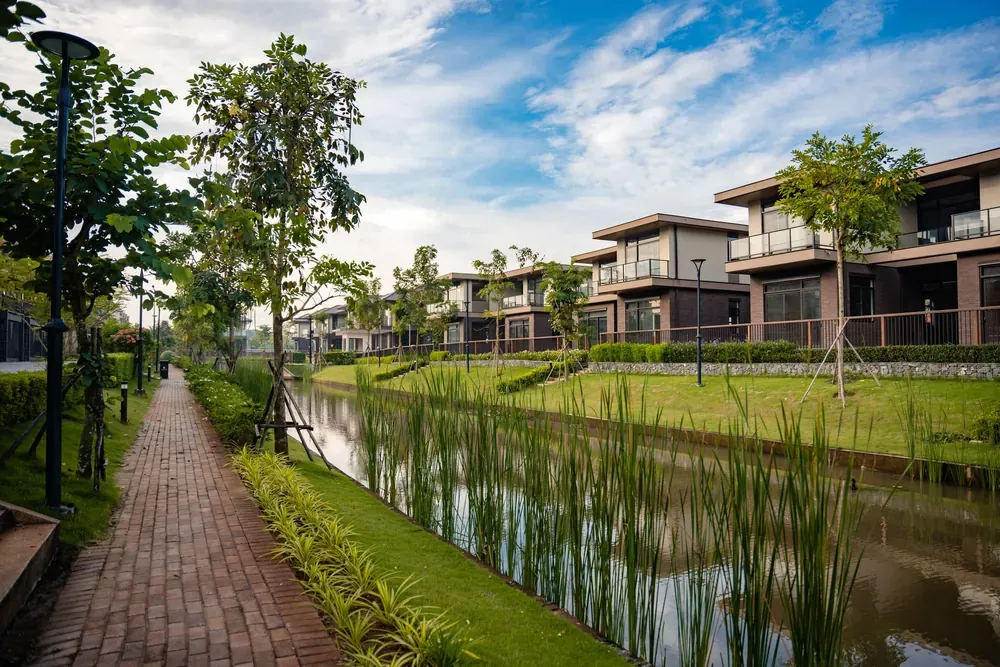 Lối dạo lát gạch dọc công viên bờ kênh trong khu đô thị Waterpoint