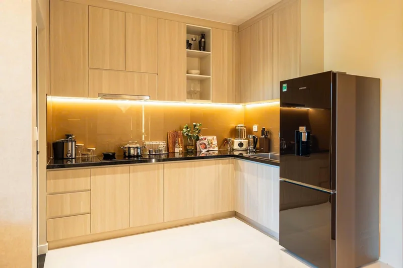 Bếp tủ gỗ sáng màu trong căn hộ mẫu Setia Edenia (ảnh thực tế)