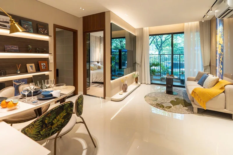 Phòng khách căn hộ mẫu Setia Edenia với cửa kính lớn mở ra ban công (ảnh thực tế)