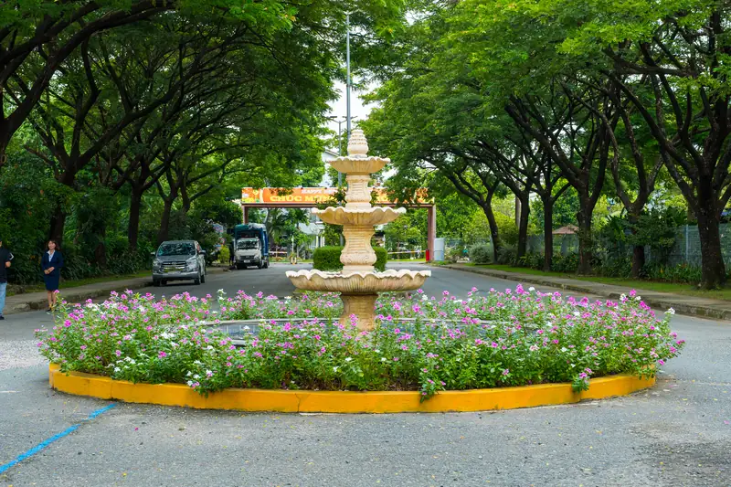 Đài phun nước và vòng xoay hoa trong khu đô thị EcoXuân (ảnh thực tế)