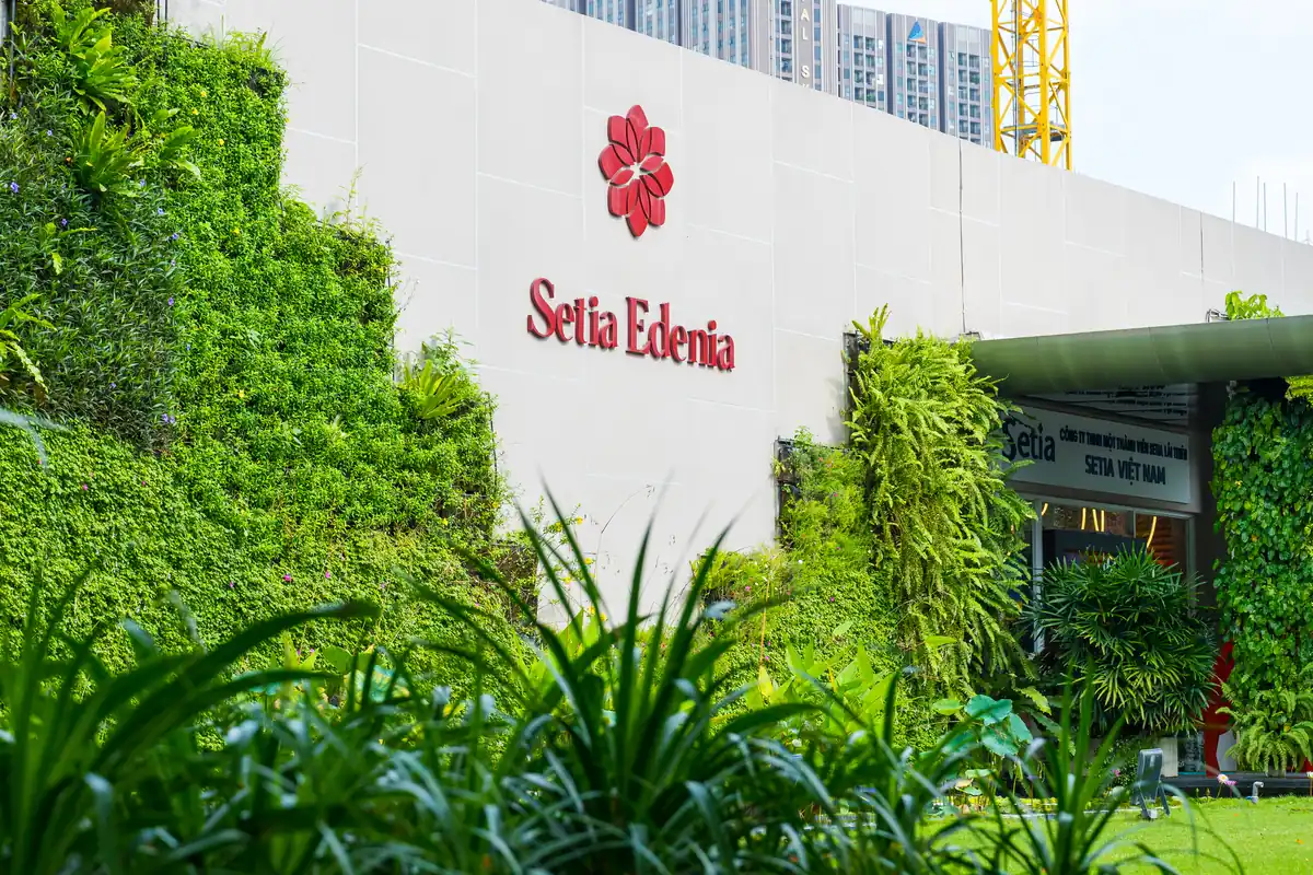 Tường cây xanh và biển tên Setia Edenia tại sales gallery trong khu đô thị EcoXuân (ảnh thực tế)