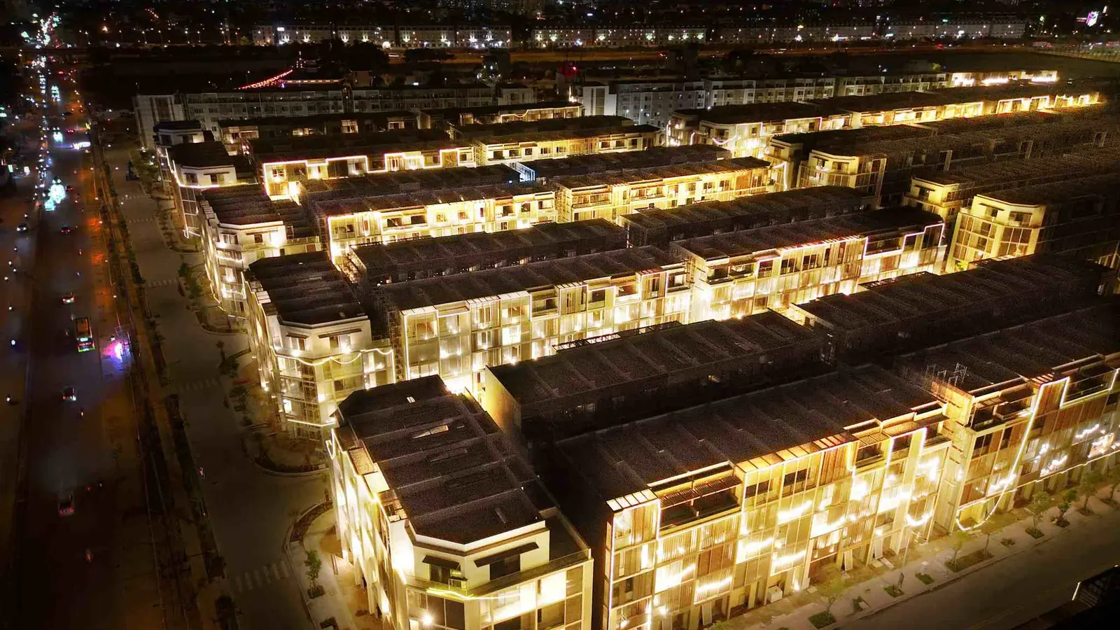Các dãy nhà phố SOHO sáng đèn về đêm nhìn từ trên cao (ảnh thực tế)