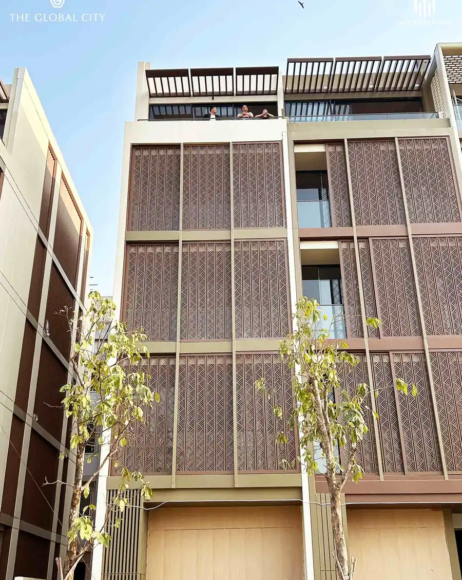 Mặt tiền nhà phố SOHO The Global City đã hoàn thiện, lam chắn nắng màu nâu (ảnh thực tế)