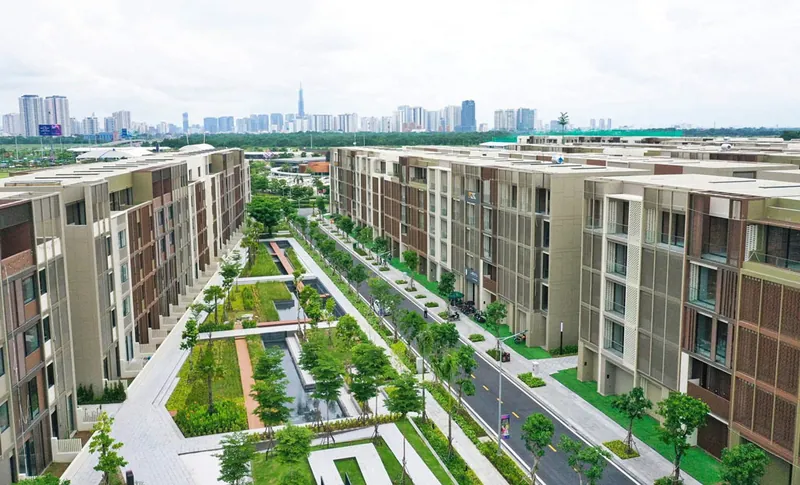 Công viên nội khu giữa các dãy nhà phố SOHO, nhìn về trung tâm TP.HCM (ảnh thực tế)