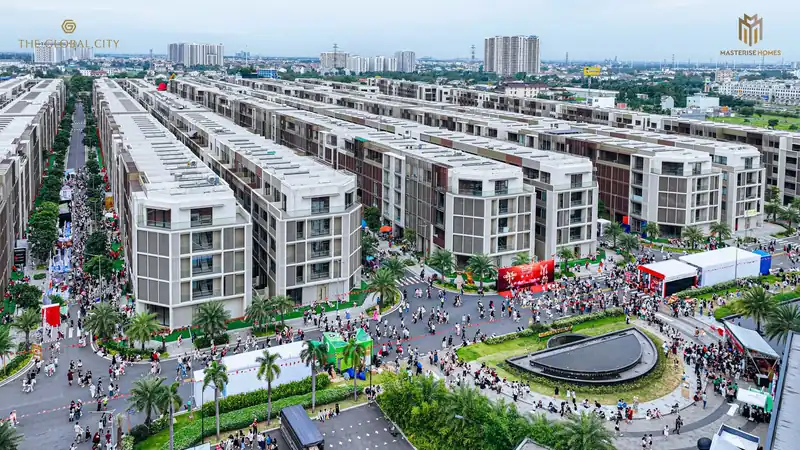 Các dãy nhà phố SOHO và quảng trường đông người dịp lễ hội (ảnh thực tế)