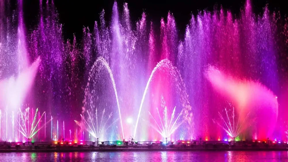 Show nhạc nước mỗi tối trên hồ quảng trường Thanh Phú Centre Point với cột nước sắc tím hồng