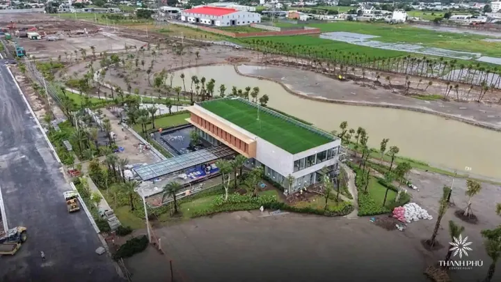 Công trường Thanh Phú Centre Point ngày 24/08/2026: văn phòng bán hàng mái xanh và các tuyến đường nội khu