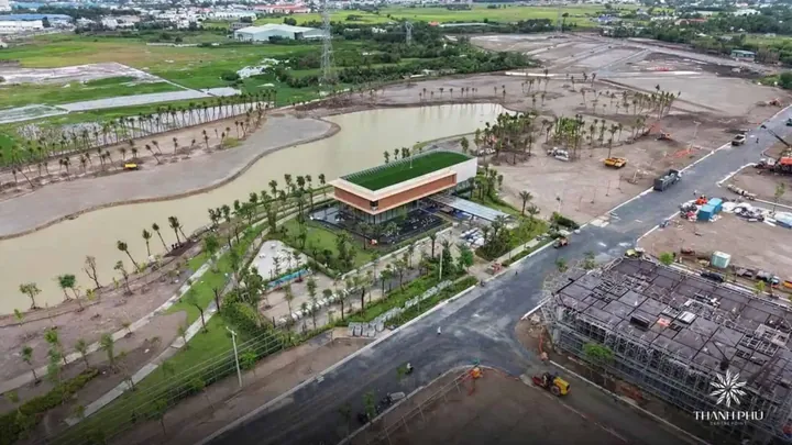 Toàn cảnh thi công Thanh Phú Centre Point ngày 24/08/2026 nhìn từ trên cao, hồ nước và khung nhà phố