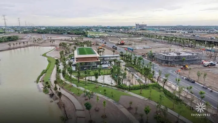 Cảnh quan ven hồ và văn phòng bán hàng Thanh Phú Centre Point ngày 24/08/2026 bên trục đường chính