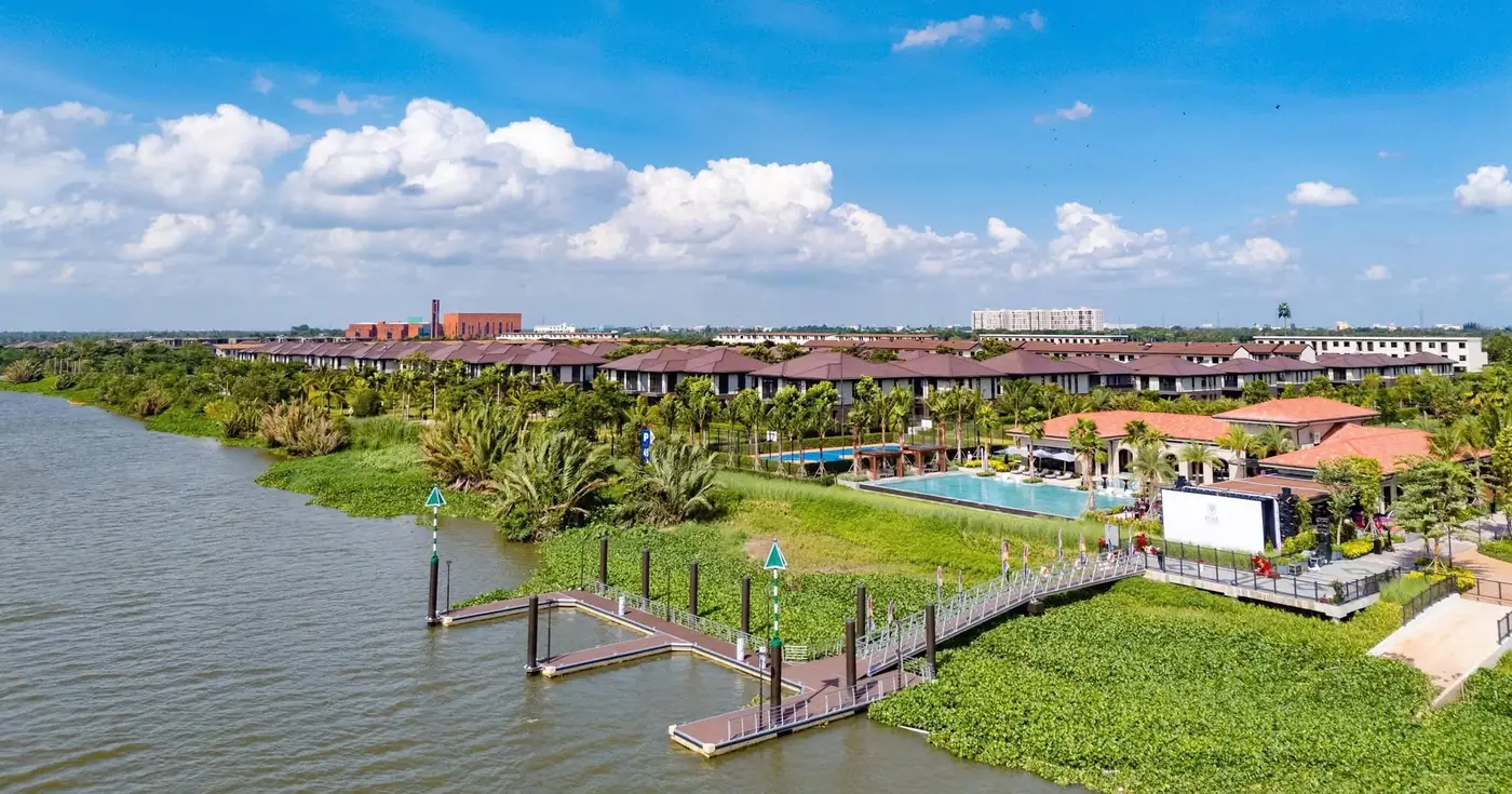 Clubhouse, hồ bơi và bến thuyền ven sông Vàm Cỏ Đông trong khu đô thị Waterpoint