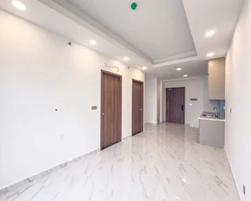 Hành lang căn 2PN The Aspira: cửa gỗ hai phòng ngủ, bếp và cửa chính cuối nhà