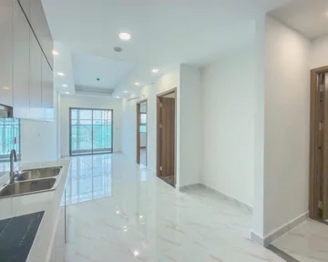 Phòng khách và bếp căn 2PN The Aspira, sàn đá vân trắng, nhìn ra cửa sổ