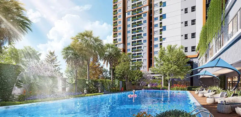 Hồ bơi tầng trệt The Aspira ban ngày với hàng dừa, ghế tắm nắng và mặt đứng căn hộ phía sau