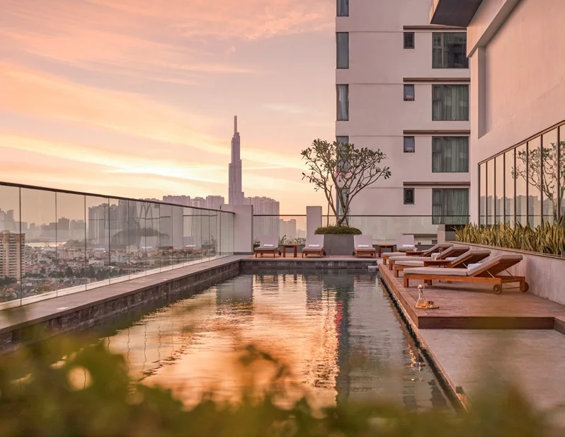 Hồ bơi ngoài trời trên cao của The Berkley lúc hoàng hôn, hướng nhìn Landmark 81 (ảnh minh họa)