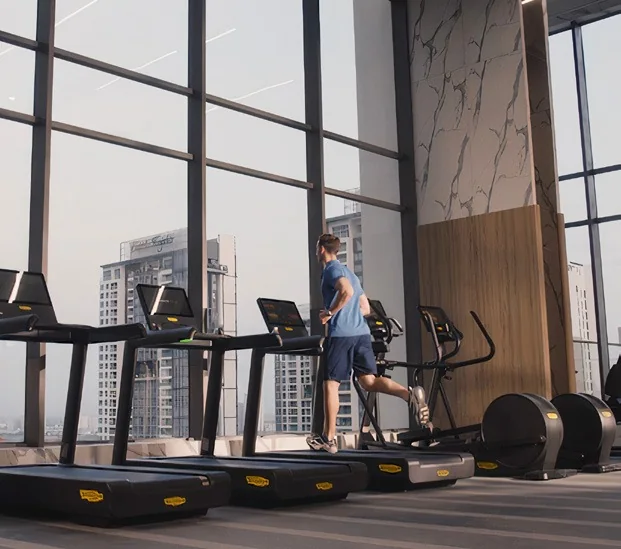 Phòng gym trên cao của The Berkley, máy chạy bộ cạnh vách kính (ảnh minh họa)