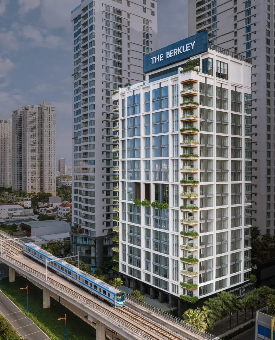 Tòa The Berkley 85 căn hộ nhìn từ tuyến metro số 1 trên đường Võ Nguyên Giáp, phường An Khánh