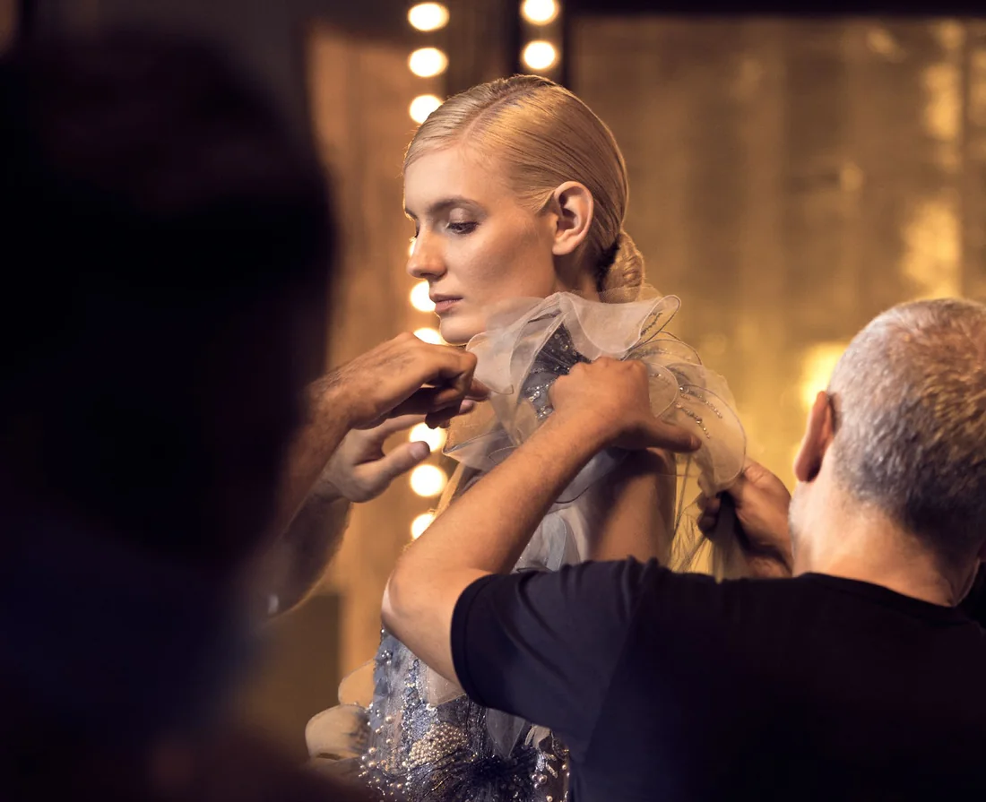 Nhà thiết kế ELIE SAAB chỉnh trang phục Haute Couture cho người mẫu (ảnh minh họa)