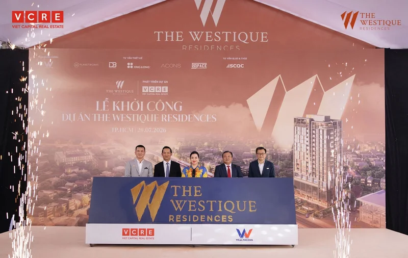 Lễ động thổ The Westique Residences ngày 29/07/2026 với đại diện VCRE và các đối tác trên sân khấu