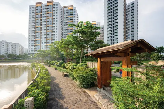 Lối dạo ven kênh và cổng gỗ kiểu Nhật trong Mizuki Park