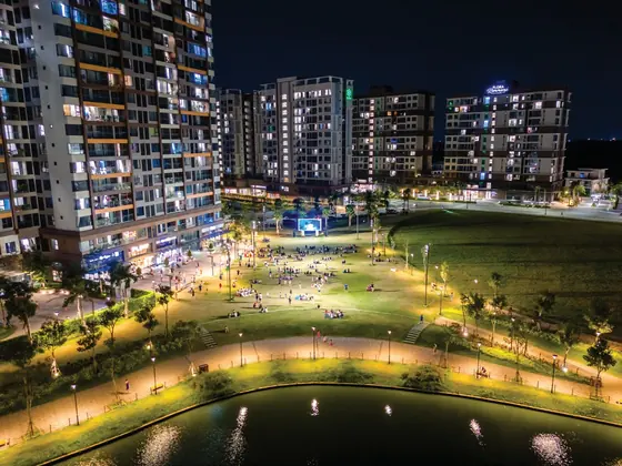 Quảng trường ven kênh Mizuki Park về đêm, cư dân dự sự kiện ngoài trời