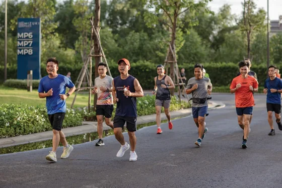 Cư dân chạy bộ trên đường nội khu Mizuki Park