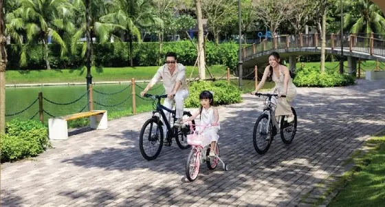Gia đình đạp xe trên lối dạo ven hồ trong Mizuki Park
