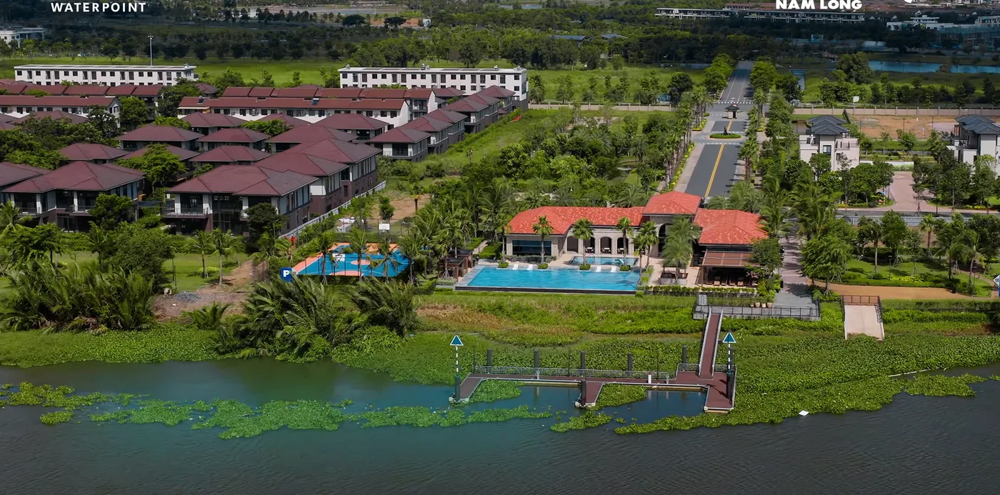 Bến du thuyền Waterpoint bên Club House và khu biệt thự mái đỏ ven sông