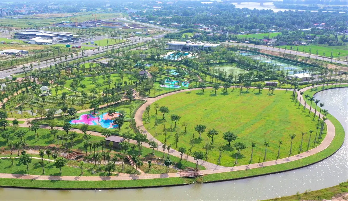Công viên trung tâm với hồ nước và hàng cọ