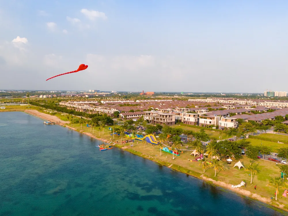 Khu Harbour ven sông với cư dân cắm trại và thả diều